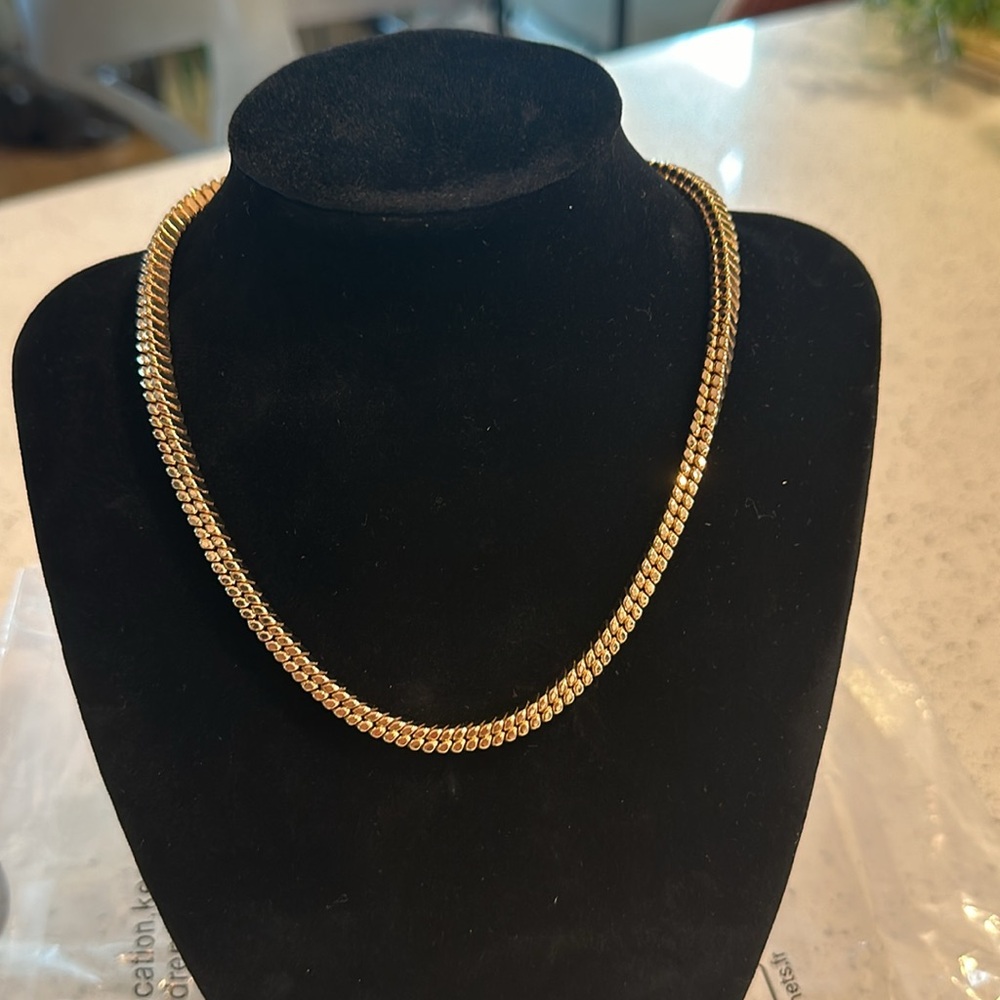Beautiful Gold tone chain necklace- New with out tags